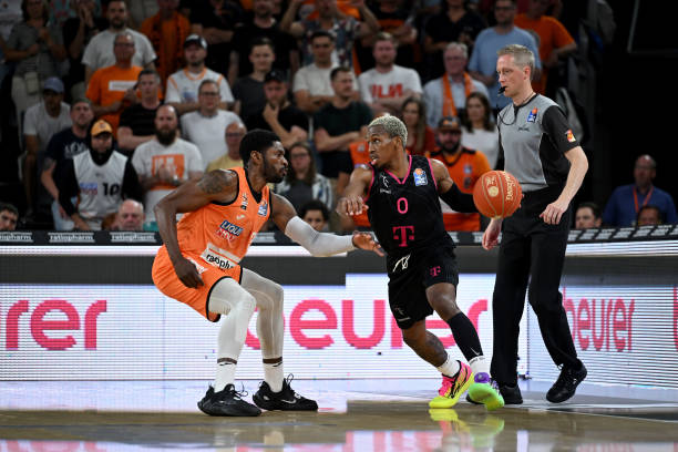 郭艾伦在发 郭艾伦在发